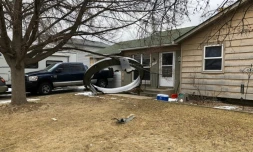 Photo fournie par la police de Broomfield d'un débris de grande taille tombé d'un Boeing 777 sur une banlieue résidentielle de Denver, le 20 février 2021 au Colorado