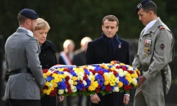 Angela Merkel et Emmanuel Macron déposent une gerbe à Rethondes le 10 novembre 2018 dans le cadre des commémorations de l'armistice de 1018