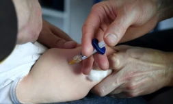 Un médecin administre un vaccin à un bébé à Quimper, dans l'ouest de la France, le 31 octobre 2017