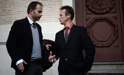 Franck Perrais (R), le père de Laetitia Perrais et son avocat Benoit Poquet, à la sortie du tribunal à Rennes, le 26 octobre 2015, dernier jour du procès de Tony Meilhon