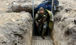 Un soldat ukrainien dans une tranchée d'une ligne de front dans le nord de Kiev, le 28 mars 2022