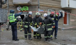 Des secouristes ukrainiens évacuent le corps d'une victime après des frapes russes à Odessa, en Ukraine, le 27 janvier 2026