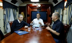 Le président Emmanuel Macron (C), le chancelier allemand Olaf Scholz (D) et le Premier ministre italien Mario Draghi (G) en route vers Kiev à bord d'un train le 16 juin 2022 
