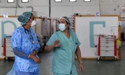 Des médecins tunisiens s'occupent de patients dans un gymnase qui a été aménagé pour faire face à la recrudescence des nouvelles infections au Covid-19 dans la ville de Kairouan, dans le centre-est du pays, le 4 juillet 2021