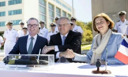 Photo du département de la Défense australien du Premier ministre australien Scott Morrison (c) avec le  ministre de la Défense Christopher Pyne (g) et la ministre française de la Défense Florence Parly, le 11 février 2019 saluant la signature d'un contrat