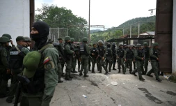 Des membres de la Garde nationale qui ont repris le contrôle de la prison de Tocoron, dans l'État d'Aragua, au Venezuela, le 20 septembre 2023