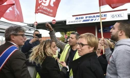 Le  coordinateur du Parti de gauche Eric Coquerel (G), la porte-parole d'Ensemble, Clémentine Autain (ème D), lors d'une manifestation de salariés d'Air France, le 12 octobre 2015