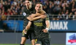 Le Parisien Fabian Ruiz félicité par son coéquipier Vitinha après son but à Troyes, le 7 mai 2023 