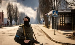 Un membre de forces ukrainiennes dans la banlieue de Kiev aprĂšs des bombardements, le 24 mars 2022