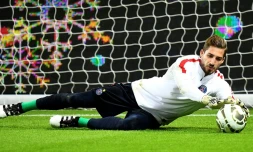 Le gardien du PSG Kevin Trapp à l'échauffement avant un match contre Lille, le 14 décembre 2016 au Parc des Princes