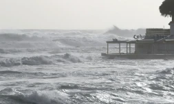 Restaurant de plage balayé par les vagues à Ajaccio le 22 décembre 2019