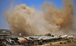Des colonnes de fumée s'élèvent de secteurs rebelles de la province de Deraa, dans le sud syrien, lors de frappes aériennes du régime, le 27 juin 2018