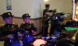 Des élèves de l'Ecole révolutionnaire pour garçons s'entraînent au tir avec des simulateurs, le 10 avril 2018 à Mangyongdae, près de Pyongyang, en Corée du Nord