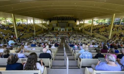 Vue générale le 19 août 2022 de l'amphitéâtre de la Chautauqua Institution où a été attaqué au couteau le 12 août l'écrivain britannique Salman Rushdie, à Chautauqua, dans l'Etat de New York