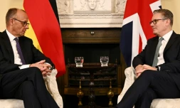 Le Premier ministre britannique Keir Starmer (d) et le chancelier allemand Friedrich Merz lors d'une rencontre au 10 Downing Street, le 17 juillet 2025 à Londres