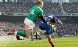 Le Français Thomas Ramos (d) avec le ballon lors de la domination de l'Irlande 27-10 en première temps à Dublin en 4e journée du tournoi des Six Nations le 9 mars 2019
