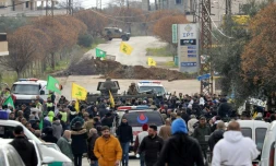 Une barricade à Borj El Mlouk, sur la route de Kfar Kila, dans le sud du Liban, où des habitants déplacés se sont rassemblés dans l'espoir de pouvoir rentrer chez eux malgré le maintien de troupes israéliennes, le 26 janvier 2025