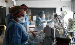 Personnel médical prodiguant des soins à un patient atteint du Covid-19, à l'hÎpital Tenon de Paris, le 26 janvier 2021