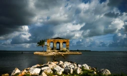 L'ancienne douane de Isabela de Sagua, "la Venise de Cuba", menacée par la montée des eaux, à Cuba le 27 avril 2022