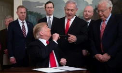 Donald Trump tend son stylo au Premier ministre israélien Benjamin Netanyahu après avoir signé le décret reconnaissant officiellement la souveraineté d'Israël sur le plateau du Golan, le 25 mars 2019 à Washington