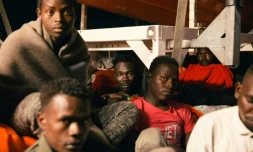 Migrants secourus à bord du navire humanitaire Lifeline, au large des côtes maltaises, le 25 juin 2018