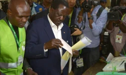 Le candidat kényan à l'élection présidentiellle, Raila Odinga, dans un bureau de vote, le 8 août 2017 à Nairobi