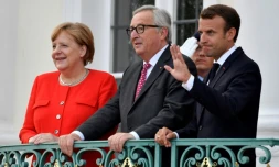 (g-d) La chancelière allemande Angela Merkel, le président de la Commission européenne Jean-Claude Juncker et le président français Emmmanuel Macron, le 19 juin 2018 au palais de Meseberg