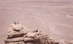 Des touristes sur une falaise près de Riyad, en Arabie saoudite, le 30 avril 2016