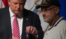 Donald Trump et un ancien combattant qui lui a donné sa prestigieuse médaille Purple Heart, le lieutenant colonel Louis Dorfman, le 2 août 2016 à Ashburn en Virginie