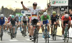Le sprinteur allemand André Greipel domine la 5e étape deParis-Nice à Bourg-de-Péage, le 9 mars 2017