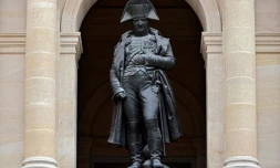 La statue de Napoléon dans la Cour d'honneur de l'HÎtel des Invalides, à Paris