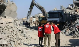 Une équipe de la Croix-Rouge dans les ruines du quartier d'al-Tuffah, à Gaza-ville, le 27 octobre 2025