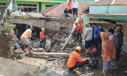 Photo prise par les services de secours indonésiens, les montrant en train de fouiller les décombres le 13 mai 2024, aprÚs des inondations et des coulées de lave froide qui ont fait au moins 41 morts, lors d'une opération menée dans le district de Tanah Datar, dans l'ouest du pays.
