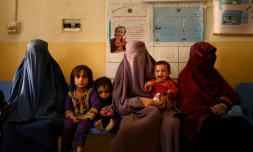 Des Afghanes attendent avec leurs enfants dans une maternité du district de Dand, dans la province de Kandahar, le 1er octobre 2020