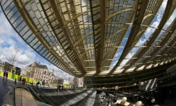 Vue sur la "Canopée", gigantesque toit d'acier et de verre qui signe la récente rénovation architecturale des Halles à Paris, le 4 avril 2016