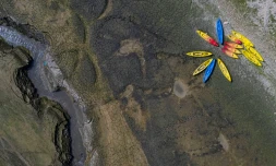 Des kayaks sont entreposés sur les bords de la rivière Le Doubs, asséchée, le 15 septembre 2020 à Villers-le-Lac