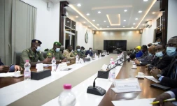 La junte qui a pris le pouvoir le 18 août au Mali et la délégation de la Cédéao à la table des négociations le 22 août 2020 à Bamako