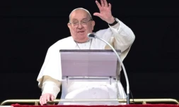 Le pape François salue la foule lors de la prière de l'Angélus, le 2 février 2025 au Vatican