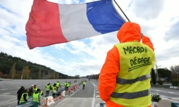 Un "gilet jaune" à un péage près de Marseille, le 9 décembre 2018