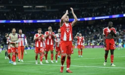 Les joueurs du Bayern Munich, Harry Kane en tête, communient avec leurs supporters à l'issue de leur victoire contre le Real Madrid au stade Santiago-Bernabeu, le 7 avril 2026 