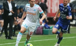 Le milieu de terrain de Marseilel Florian Thauvin (g) lors du match à Troyes le 15 avril 2018