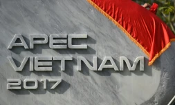 L'acronyme de l'APEC gravé sur une pierre, le 9 novembre 2017 à Danang, au Vietnam