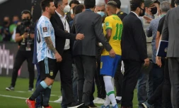 El argentino Lionel Messi (izq) y el brasileño Neymar después de que la Agencia Nacional de Vigilancia Sanitaria entrara al campo durante el partido de clasificación para el Mundial de 2022, entre Brasil y Argentina, en Sao Paulo, Brasil, el 5 de septiembre de 2021