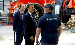 Le président Emmanuel Macron (c) visite le site du motoriste aéronautique Safran, le 16 juin 2023 à Villaroche, en Seine-et-Marne