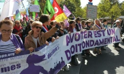 "L'avortement est un droit fondamental" proclame cette banderole tenue par des femmes lors d'une manifestation le 28 septembre 2025 à Paris à l'occasion de la journée mondial pour le droit à l'avortement