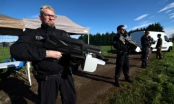 Des policiers français tiennent des fusils brouilleurs utilisés pour la lutte antidrones le 14 mars 2024 sur la base aérienne de Villacoublay