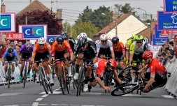 Devancé par l&rsquo;Australien Sam Welsford (c), déclassé une dizaine de minutes après l&rsquo;arrivée pour sprint dangereux, le Néerlandais Arvid de Kleijn (2e g) a finalement été désigné vainqueur, le 3 mai 2022, de la 1ère étape des Quatre Jours de Dunkerque à Aniche