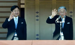 L'empereur Akihito (d) et son fils, le prince héritier Naruhito (g), le 2 janvier 2019 au palais impérial de Tokyo