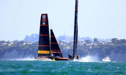 Le défi italien Luna Rossa dans la houle pendant la régate N.2 de la Prada Cup le 13 février 2021 dans la baie d'Auckland