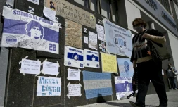 Des portraits de Diego Maradona et de nombreux messages de soutien sur la façade de la clinique de La Plata, le 5 novembre 2020 en Argentine